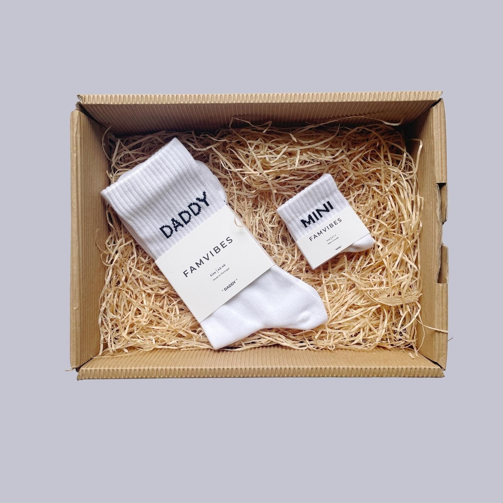 Geschenkbox - Mini Steps, Big Love Daddy | Matching Socken-Set & Geschenk Zur Geburt Für Väter Schwangerschaftverkündung Geschenkbox - Mini Steps, Big Love Daddy | Matching Socken-Set & Geschenk Zur Geburt Für Väter Schwangerschaftverkündung von Etsy - BOXJOYDE