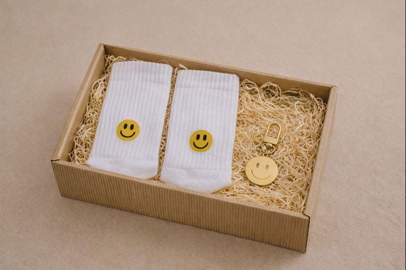 Geschenkbox Smiley | Verschenke Ein Lächeln Geburtstagsgeschenkbox Geschenkbox Smiley | Verschenke Ein Lächeln Geburtstagsgeschenkbox von Etsy - BOXJOYDE