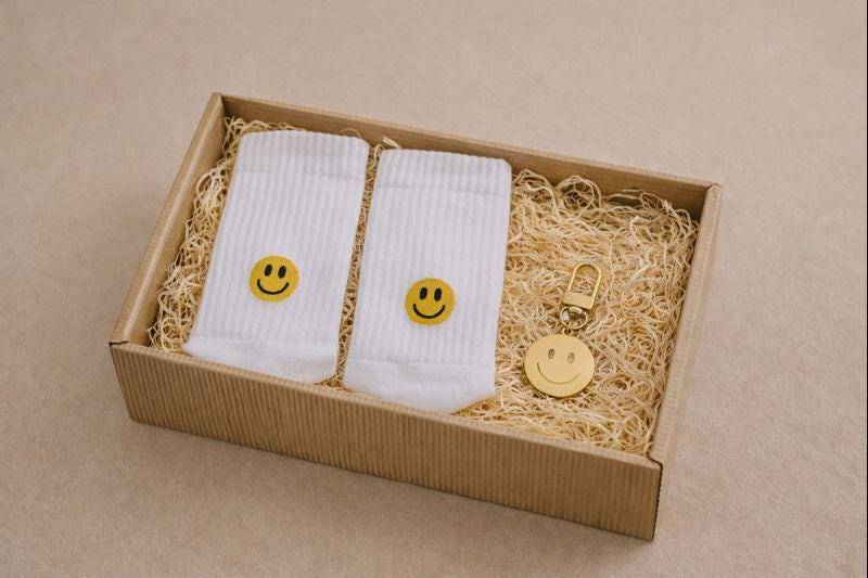 Geschenkbox Smiley | Verschenke Ein Lächeln Geburtstagsgeschenkbox von Etsy - BOXJOYDE