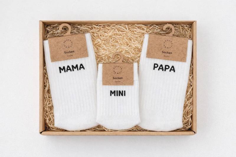 Mama Papa Mini Socken Geschenkset Zur Geburt | Personalisiertes Baby Geschenk Babyparty Familien Set Mama Papa Mini Socken Geschenkset Zur Geburt | Personalisiertes Baby Geschenk Babyparty Familien Set von Etsy - BOXJOYDE