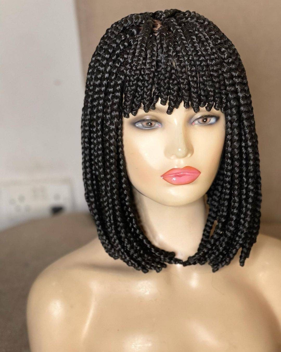 12-Zoll Geflochtene Perücke Mit Pony Für Schwarze Frauen Auf 4 Verschluss & Frontal, Kleberlose Handgefertigte Box Braids Perücke 12-Zoll Geflochtene Perücke Mit Pony Für Schwarze Frauen Auf 4 Verschluss & Frontal, Kleberlose Handgefertigte Box Braids Perücke von Etsy - BRAIDEDWIGBOUTIQUE