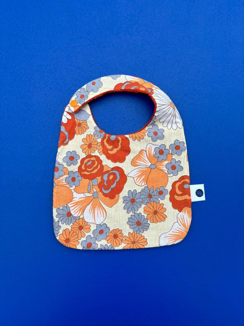 Baby-Lätzchen Mit Blumenmuster, Wiederverwendeter Vintage-stoff Aus Den 70Er-Jahren - Geschenk Zur Geburt Handgefertigte Baby-Lätzchen-Kreation von Etsy - BabyBlueBrocandBlue