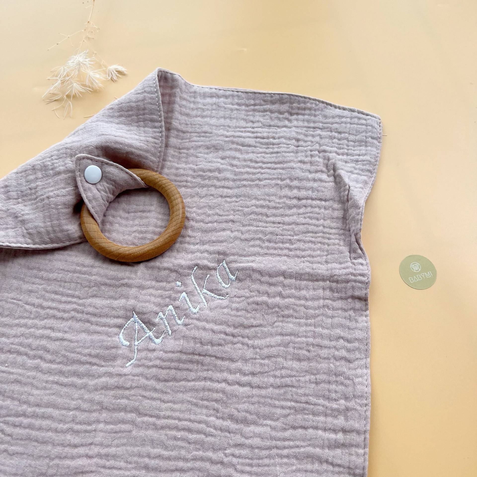 Personalisiertes Baby Musselin Spucktuch Mit Holzring | Bestickte Schnullerdecke Personalisierter Name Geschenk Neugeborenen Lovey von Etsy - BabyMiWorld