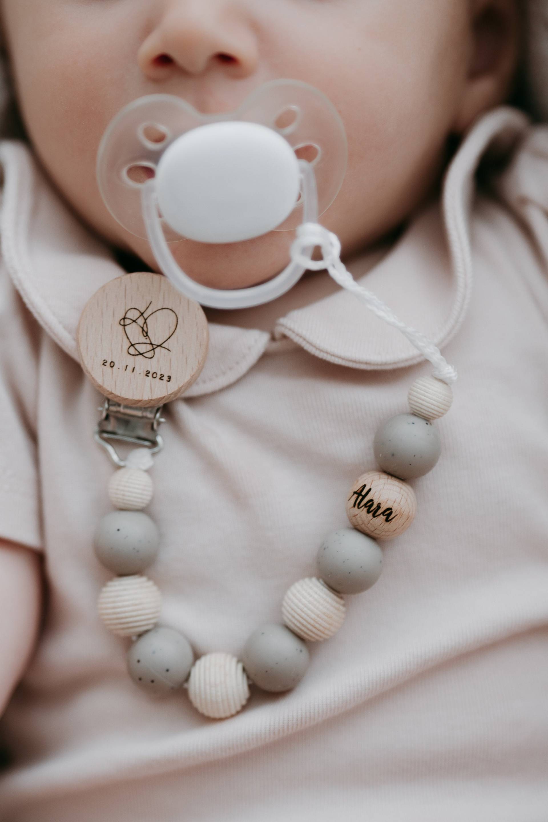 Schnullerkette Mit Namen/Herz Silikon Und Holzperlen Geschenk Zur Geburt/ Schnullerband Personalisiert Babyparty Gravierter Clip Schnullerkette Mit Namen/Herz Silikon Und Holzperlen Geschenk Zur Geburt/ Schnullerband Personalisiert Babyparty Gravierter Clip von Etsy - BabyausstattungBoho