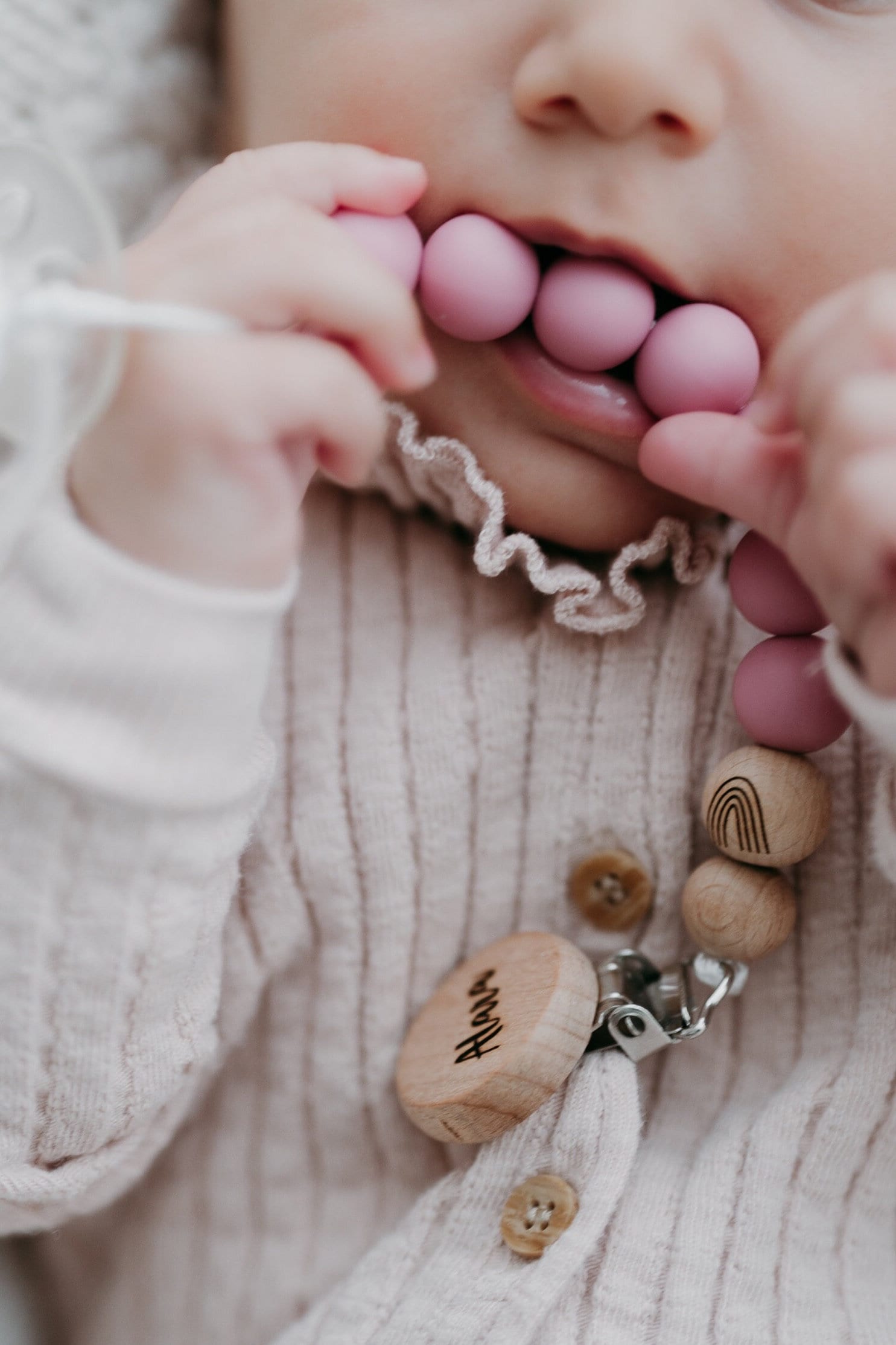 Schnullerkette Mit Namen/Herz Silikon Und Holzperlen Geschenk Zur Geburt/ Schnullerband Personalisiert Babyparty Gravierter Clip von Etsy - BabyausstattungBoho