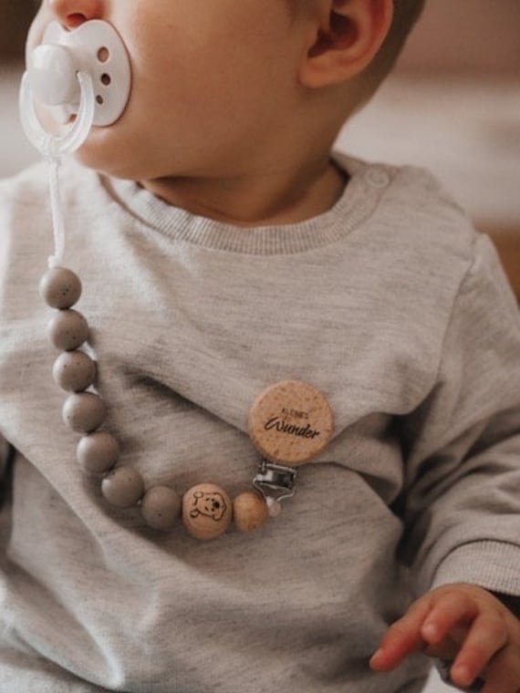 Schnullerkette Mit Namen/Wunder Silikon Und Holzperlen Geschenk Zur Geburt/ Schnullerband Personalisiert Babyparty Gravierter Clip Schnullerkette Mit Namen/Wunder Silikon Und Holzperlen Geschenk Zur Geburt/ Schnullerband Personalisiert Babyparty Gravierter Clip von Etsy - BabyausstattungBoho