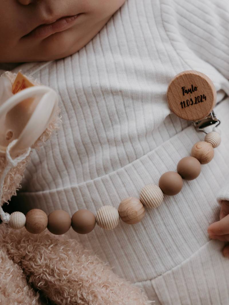 Schnullerkette Mit Namen/Wunder Silikon Und Holzperlen Geschenk Zur Geburt/ Schnullerband Personalisiert Babyparty Gravierter Clip von Etsy - BabyausstattungBoho