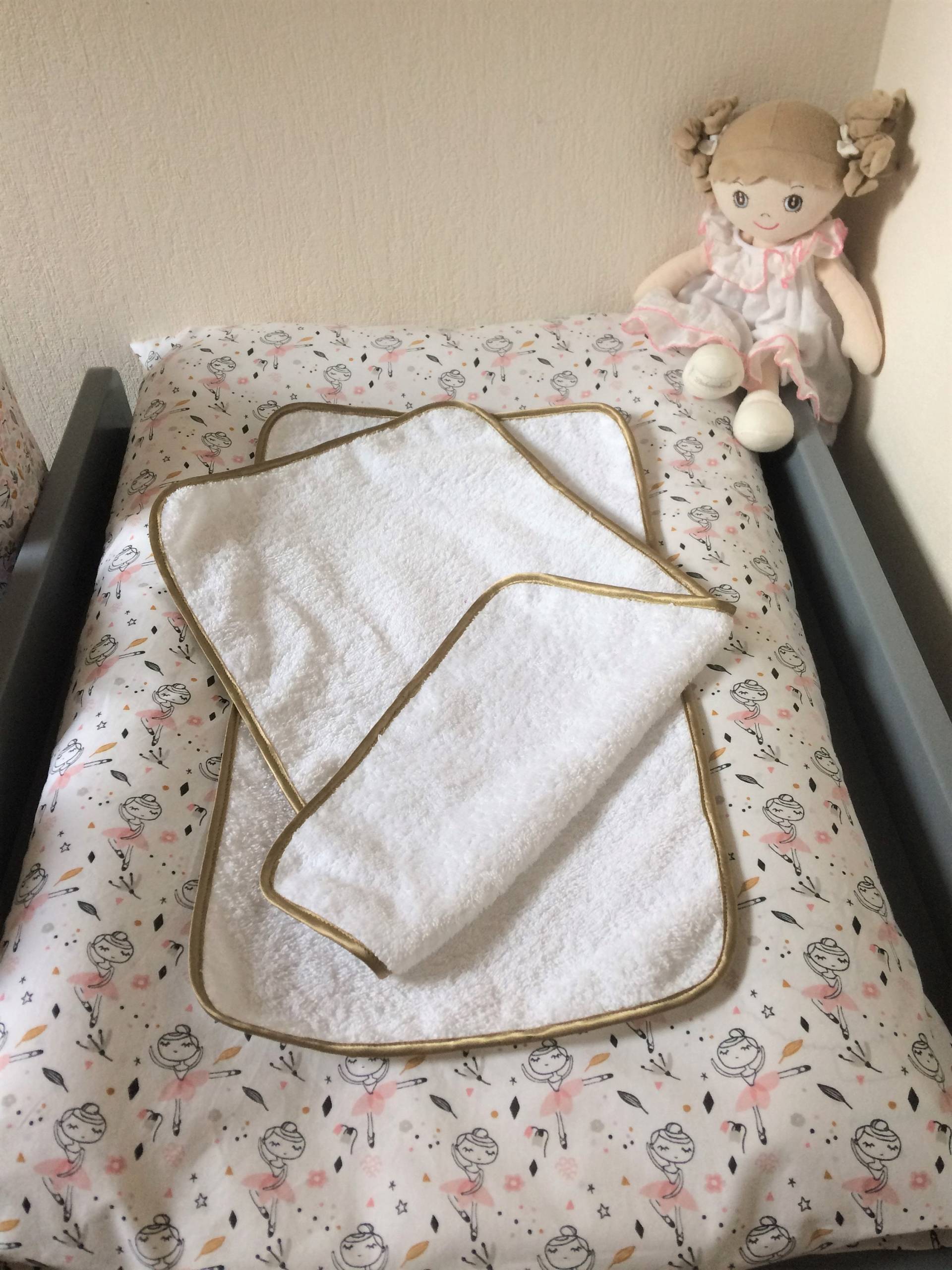 Menge 2 Windeln in Schwamm Für Matratze Zu Decken, Wechselnde Farben Weiß Und Gold Befehl von Etsy - Babydoly