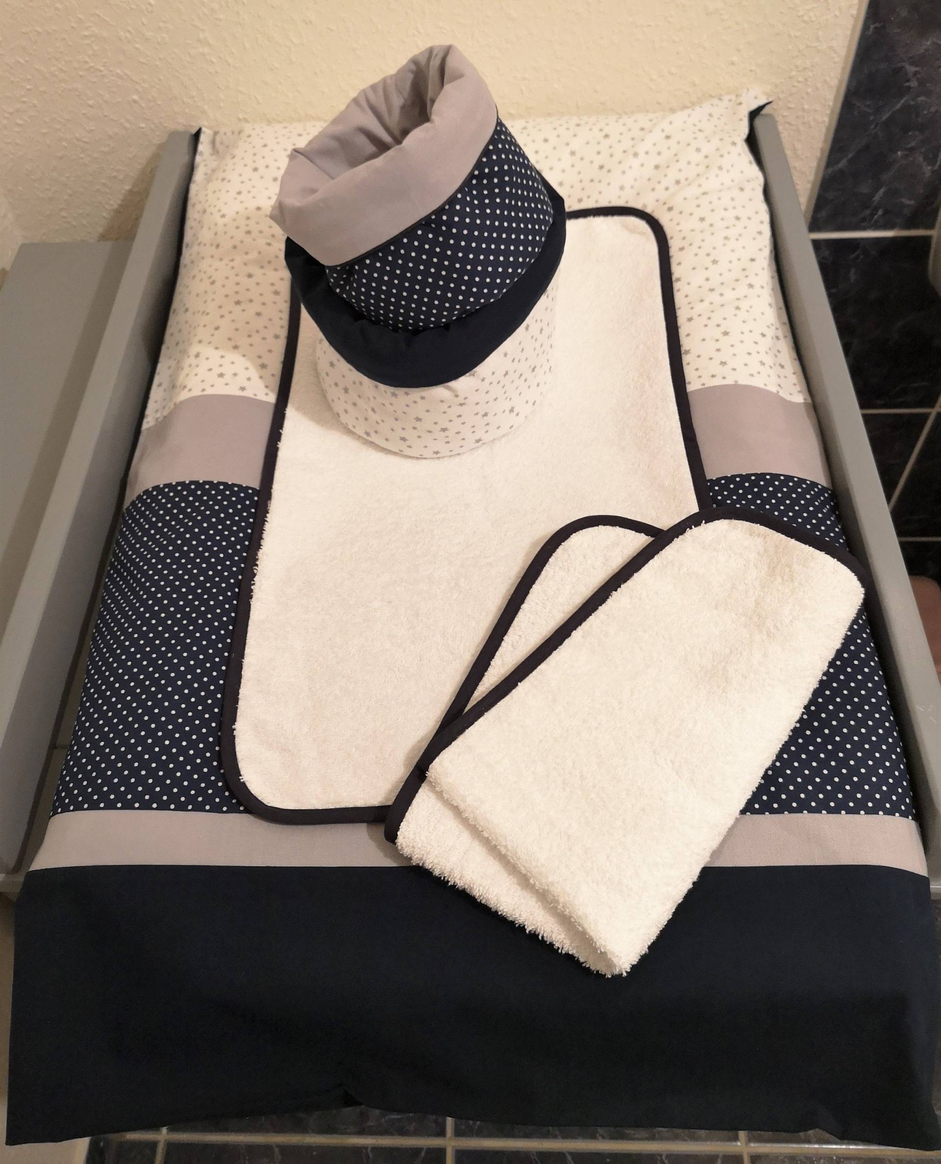 Set Aus Wickelauflagenbezug, 2 Frottee-Pucktüchern Und Körben Mit Grauen, Silbernen, Marineblauen Weißen Tupfen - Sternmustern Auf Bestellung von Etsy - Babydoly