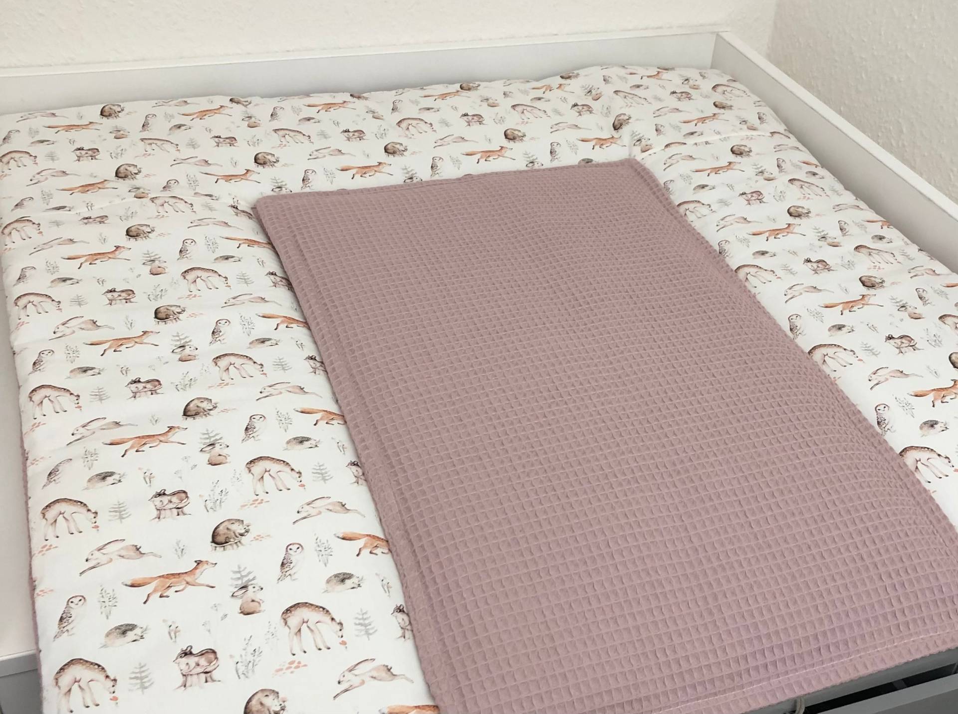 Schöne Wickelauflage Inclusive Ersatzunterlage Waldtiere Waffelstoff Altrosa Schöne Wickelauflage Inclusive Ersatzunterlage Waldtiere Waffelstoff Altrosa von Etsy - BabyglueckDesign