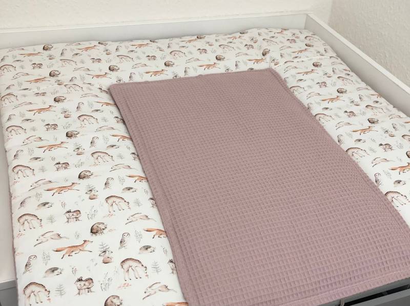 Schöne Wickelauflage Inclusive Ersatzunterlage Waldtiere Waffelstoff Altrosa Schöne Wickelauflage Inclusive Ersatzunterlage Waldtiere Waffelstoff Altrosa von Etsy - BabyglueckDesign