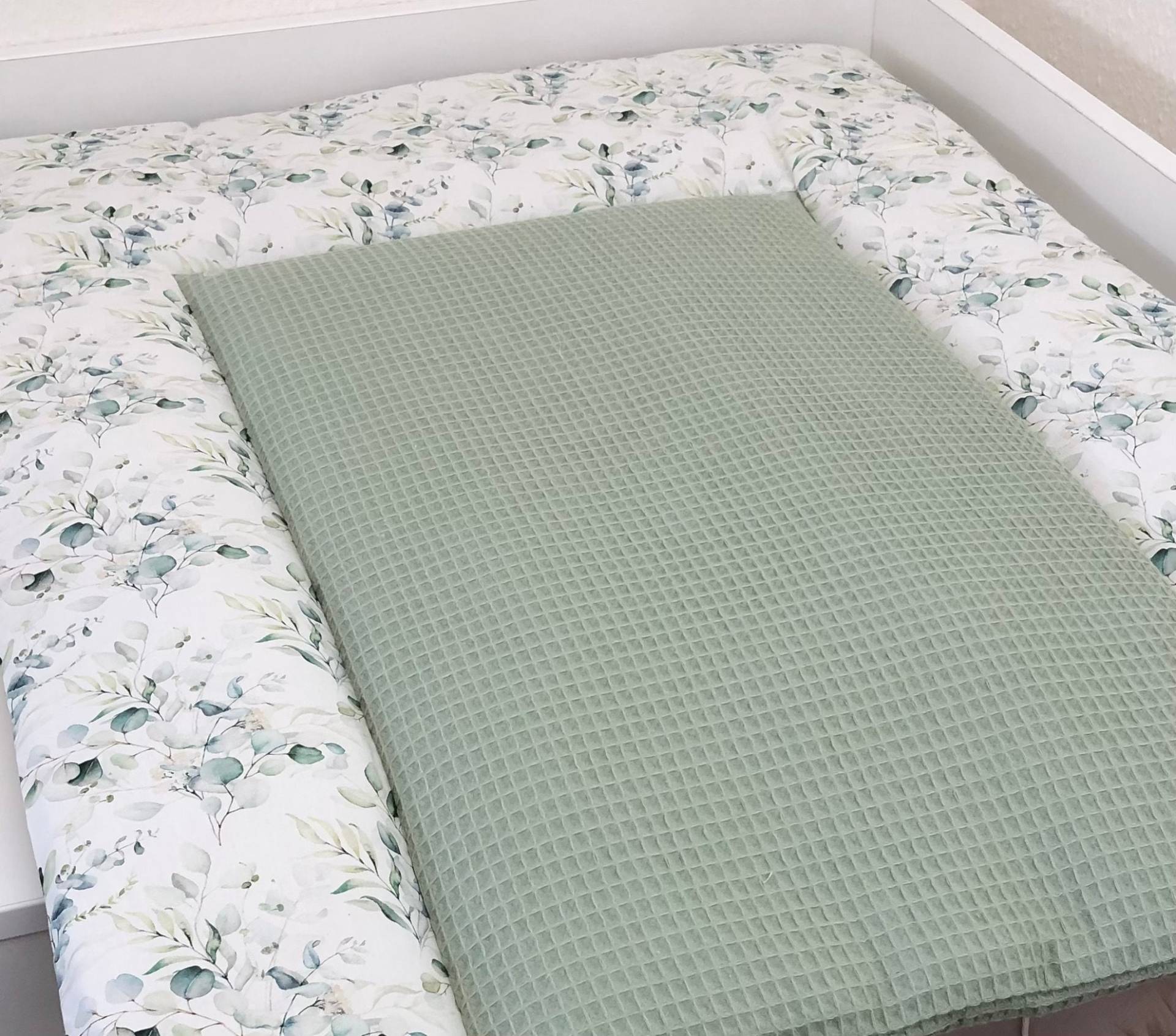 Schöne Wickelauflage Mit Eukalyptus Und Waffelstoff Hell Altgrün Produktnummer Wa 0712 Schöne Wickelauflage Mit Eukalyptus Und Waffelstoff Hell Altgrün Produktnummer Wa 0712 von Etsy - BabyglueckDesign