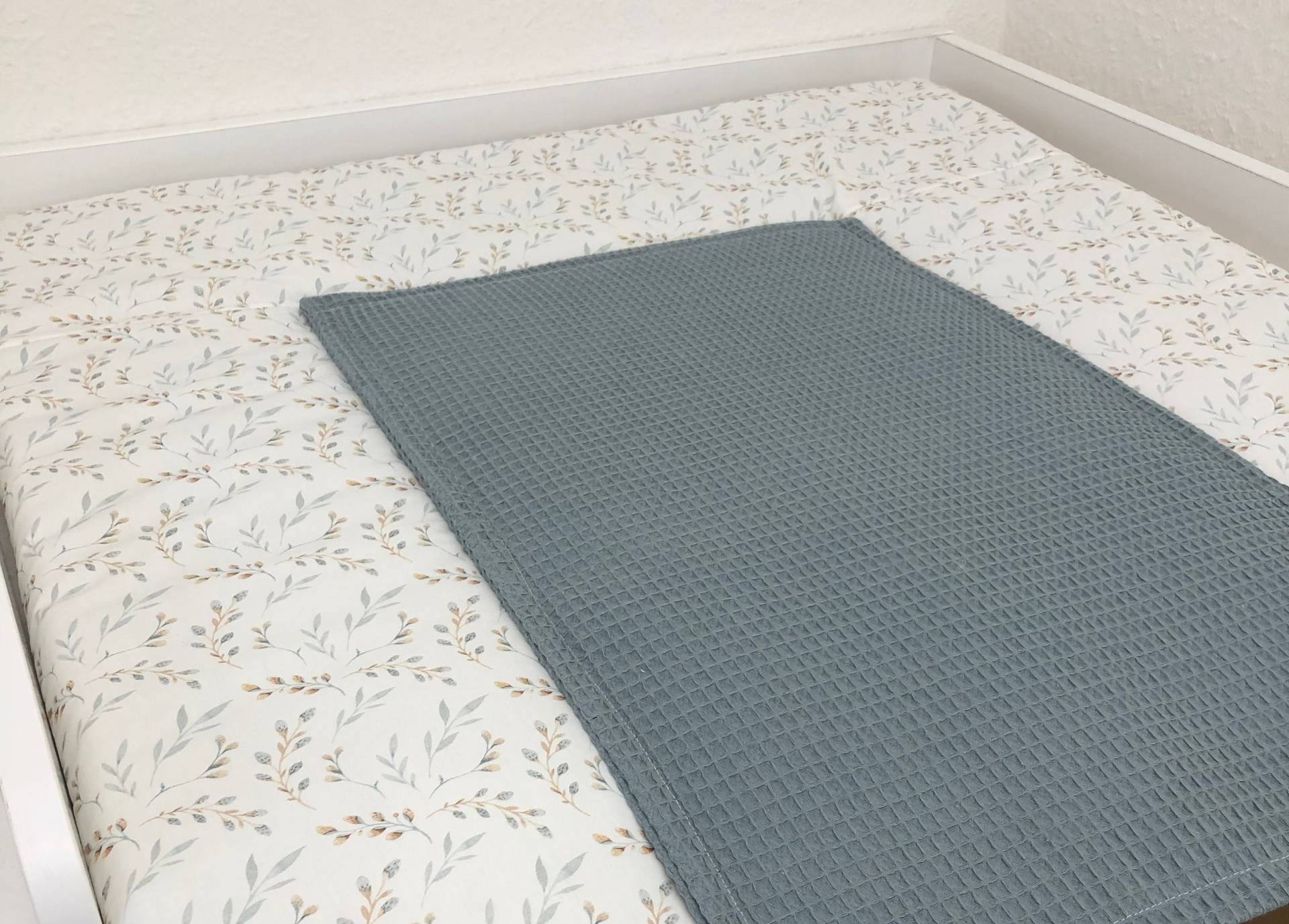 Schöne Wickelauflage Mit Weidenkätzchen Und Waffelstoff Altmint Incl. Ersatzauflage Produktnummer Wa 0712 von Etsy - BabyglueckDesign