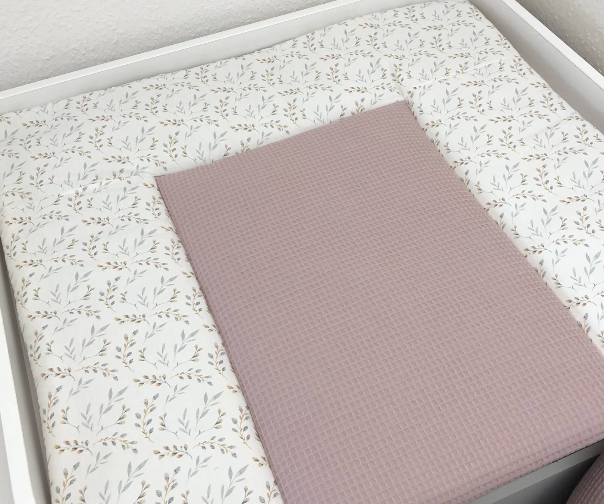 Schöne Wickelauflage Mit Weidenkätzchen Und Waffelstoff Altrosa Produktnummer Wa 0712 Schöne Wickelauflage Mit Weidenkätzchen Und Waffelstoff Altrosa Produktnummer Wa 0712 von Etsy - BabyglueckDesign