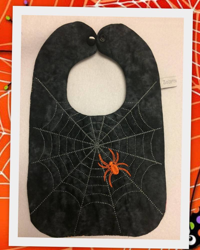 Halloween Spinnennetz Lätzchen von Etsy - Babyneedsbibs