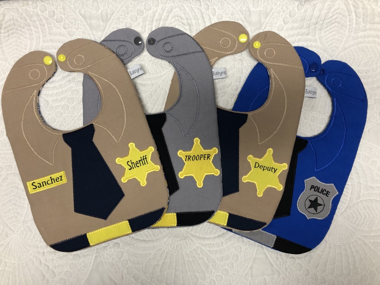Polizei, Sheriff, Trooper, Hilfssheriff-Babylätzchen von Etsy - Babyneedsbibs