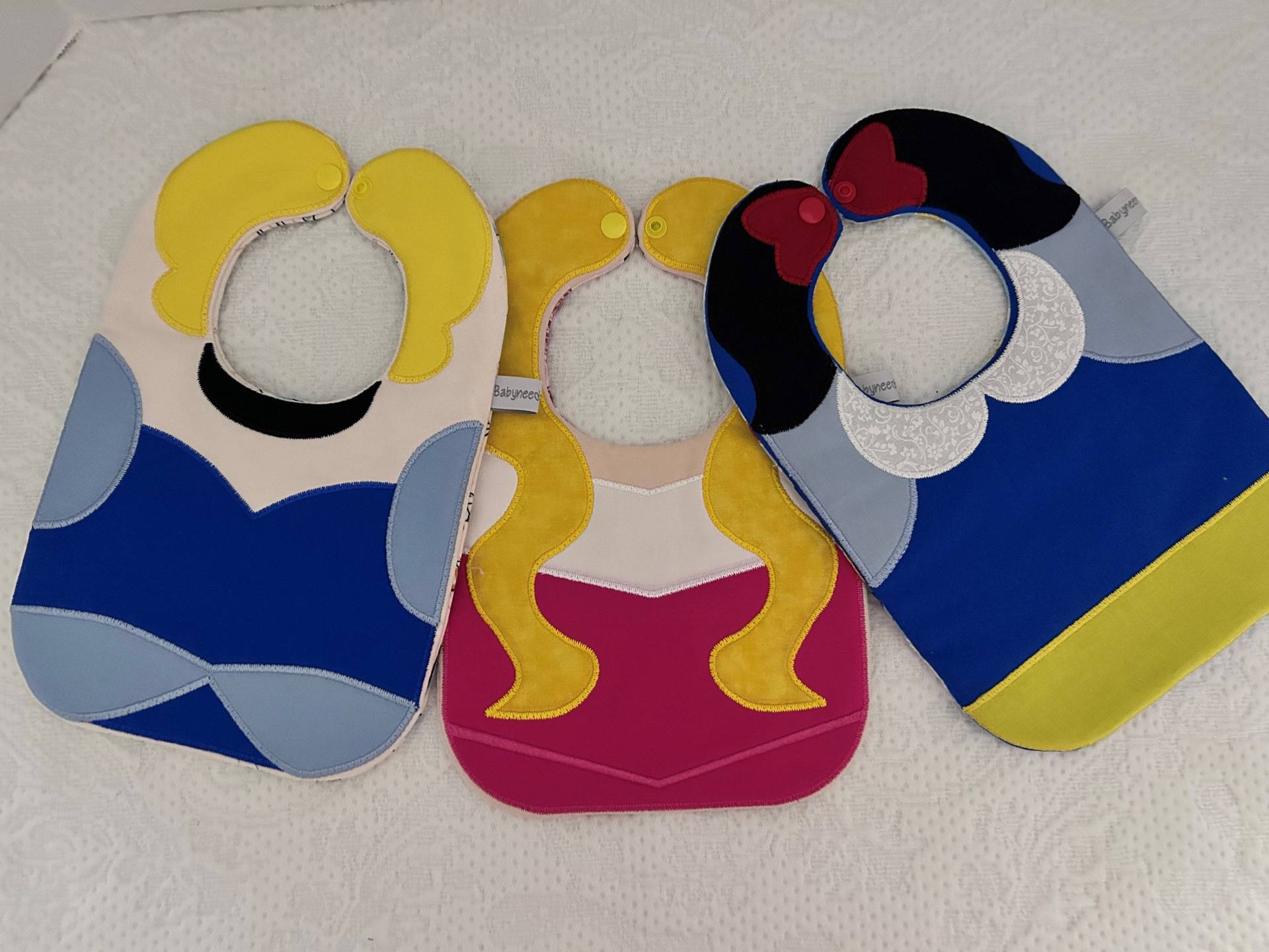 Prinzessin Charakter Lätzchen, Aschenputtel, Dornröschen, Schneewittchen von Etsy - Babyneedsbibs