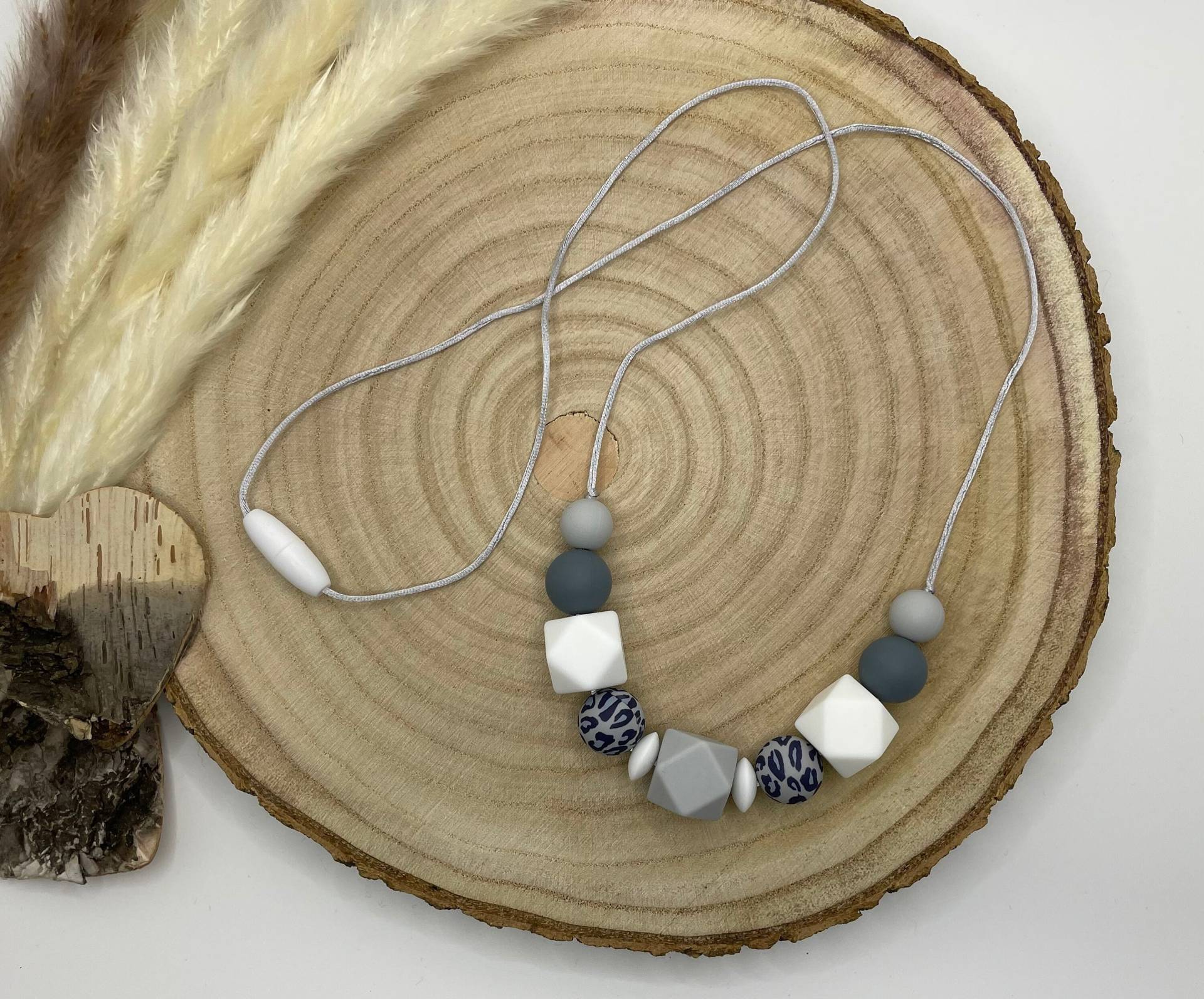 Mutterschmuck, Stillkette, Mamakette, Halskette, Greifkette, Leo Muster Grau Mutterschmuck, Stillkette, Mamakette, Halskette, Greifkette, Leo Muster Grau von Etsy - Babyperlenparadies