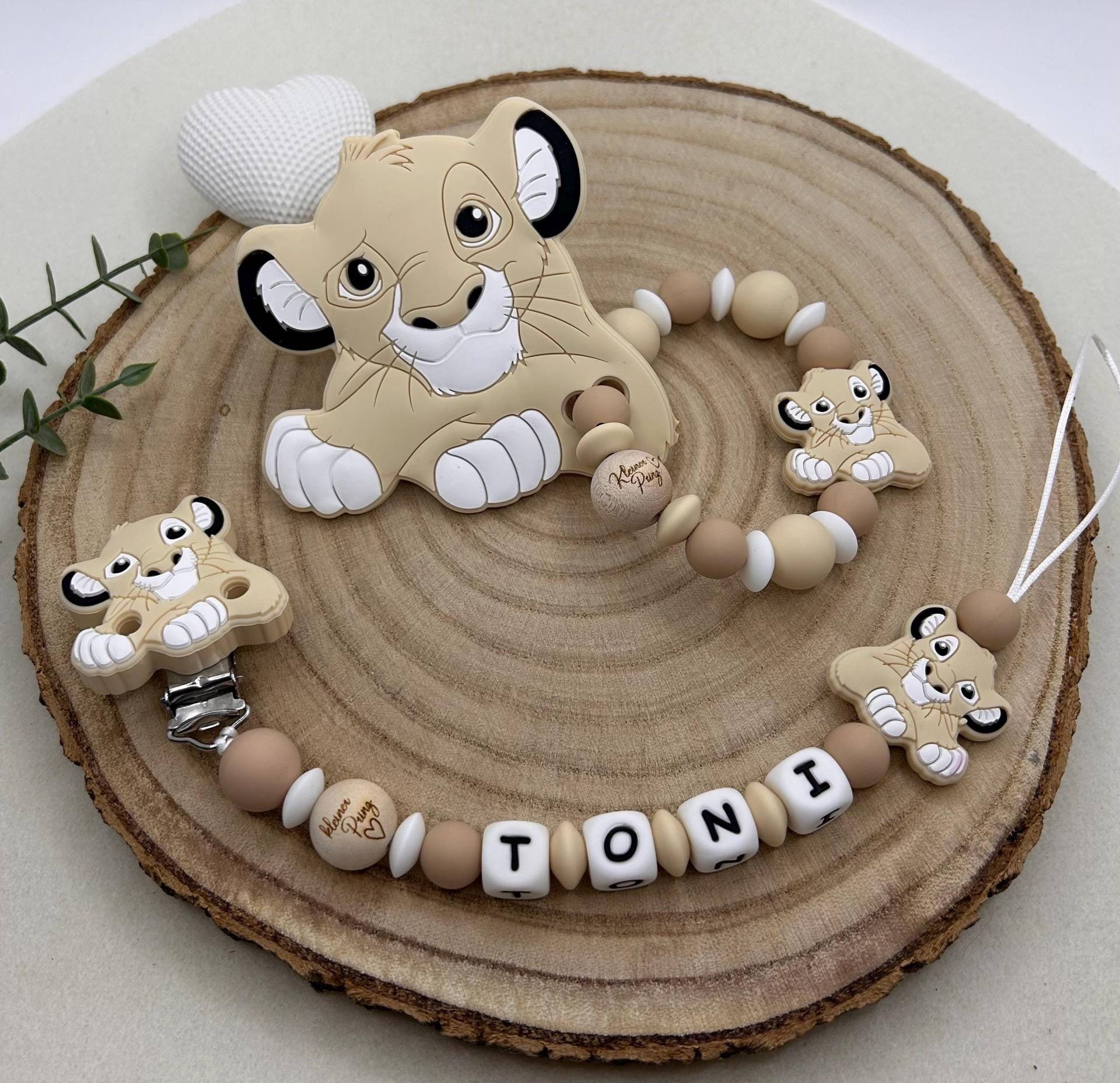Schnullerkette | Greifring Set Personalisiert Babygeschenk Zu Geburt Handmade Geschenk Aus Silikon & Naturholz Simba Löwe Schnullerkette | Greifring Set Personalisiert Babygeschenk Zu Geburt Handmade Geschenk Aus Silikon & Naturholz Simba Löwe von Etsy - Babyperlenparadies
