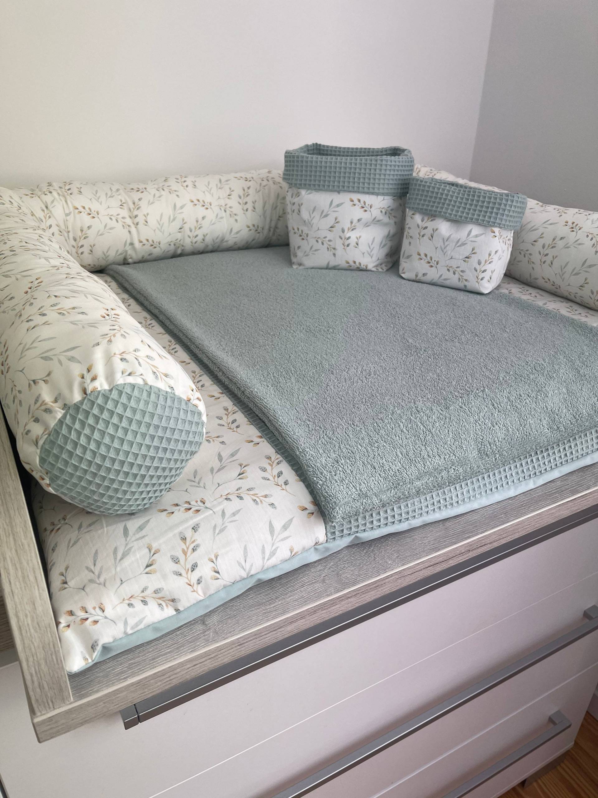 Wickelauflage Ohne Zubehör Wickeltischauflage Ökotex Standard 100 Bio Baumwolle 75x75cm 85x75cm Wunschmaß Weidenzweig/Meergrün von Etsy - BabysKleineWelt