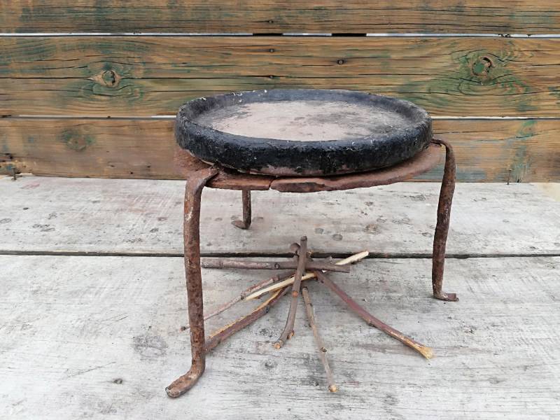 Antikes Pfannkuchen Backset Metallständer & Tontopf, Ländliches Dekor von Etsy - BackinthepastShop