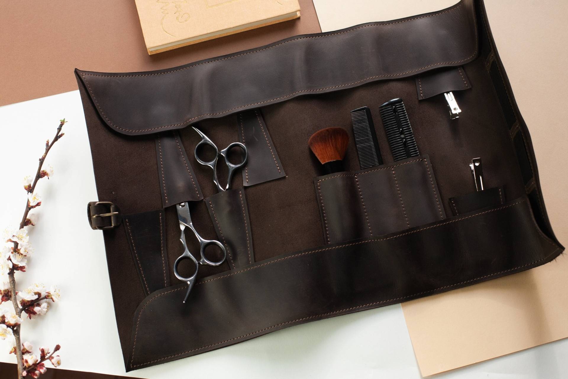 Scherenhalter Aus Leder, Friseurwerkzeug Rolle, Friseur Geschenk, Leder Scherenhalter, Haar Scheren Etui, Friseur Werkzeugrolle Scherenhalter Aus Leder, Friseurwerkzeug Rolle, Friseur Geschenk, Leder Scherenhalter, Haar Scheren Etui, Friseur Werkzeugrolle von Etsy - BagBaseArt