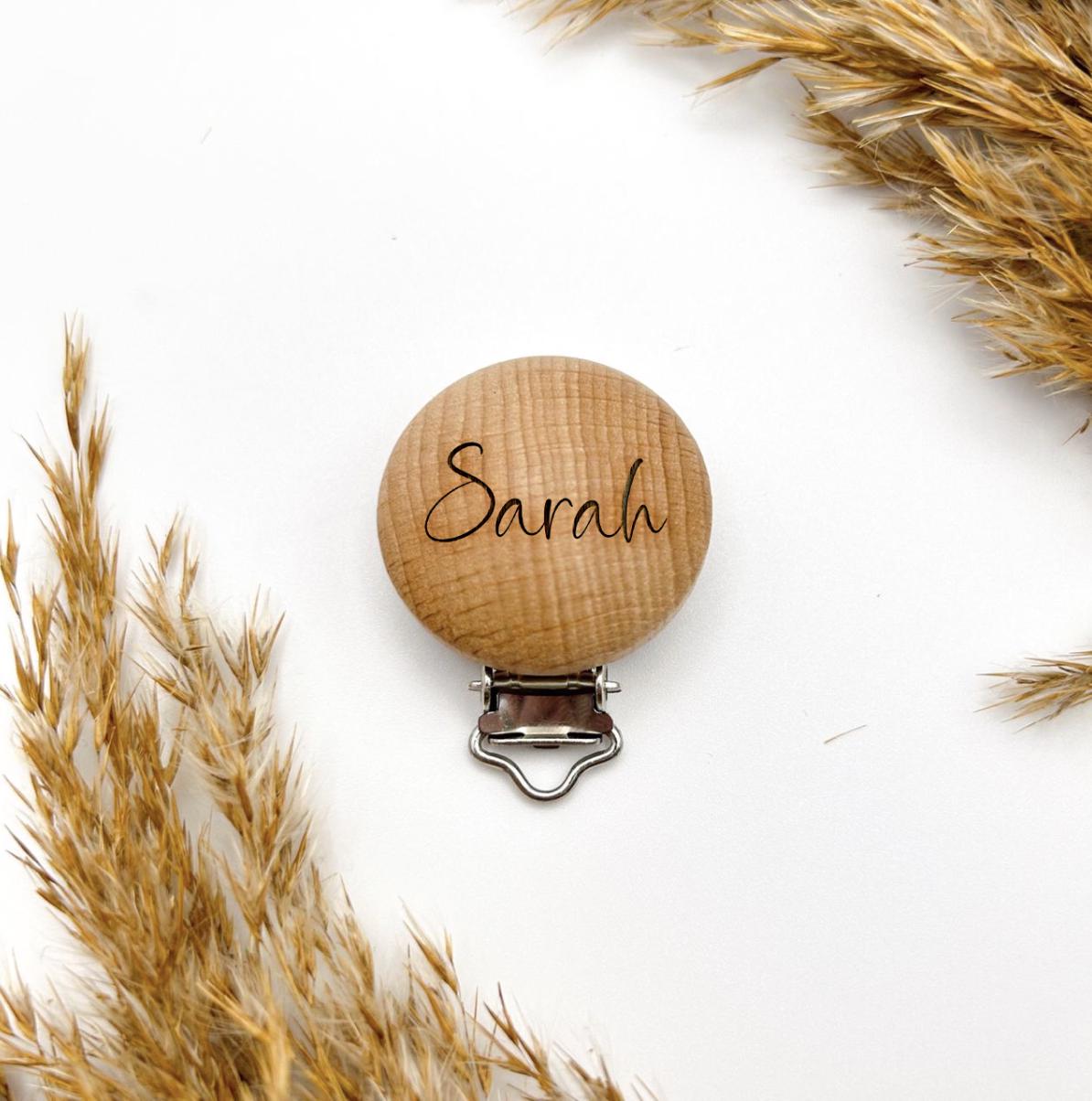 Personalisierter Holzclip Mit Name | 30mm Oder 35mm Schnullerketten Clip Für Babygeschenke Wunschgravur Wählbar von Etsy - BahaeDesigns