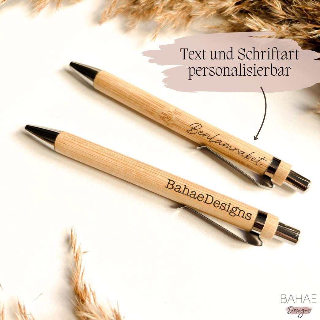 Personalisierter Kugelschreiber Aus Bambus - Gravur Am Anfang Oder Ende | Wunschtext & Schriftarten Schwarz Blau Personalisierter Kugelschreiber Aus Bambus - Gravur Am Anfang Oder Ende | Wunschtext & Schriftarten Schwarz Blau von Etsy - BahaeDesigns