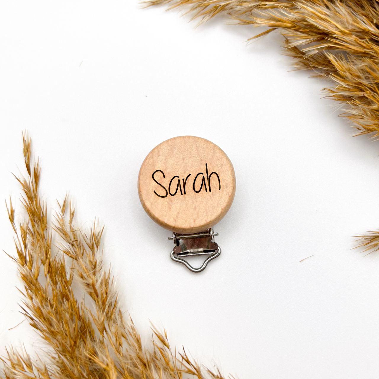 Schnullerketten-Clip Aus Holz | Personalisiert Mit Name Gravur Wunschtext Clip Für Babyketten & Kinderwagen Schnullerketten-Clip Aus Holz | Personalisiert Mit Name Gravur Wunschtext Clip Für Babyketten & Kinderwagen von Etsy - BahaeDesigns