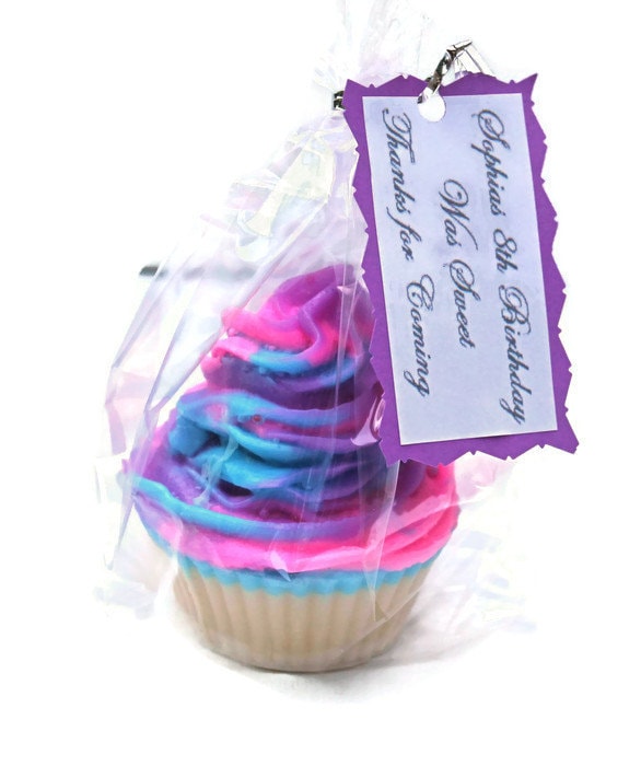 Zuckerwatte Cupcake Seife - Partybevorzugung Gefälligkeiten Gefälligkeiten, Dessertseife, Stocking Stuffer Zuckerwatte Cupcake Seife - Partybevorzugung Gefälligkeiten Gefälligkeiten, Dessertseife, Stocking Stuffer von Etsy - BailaDesignsCo