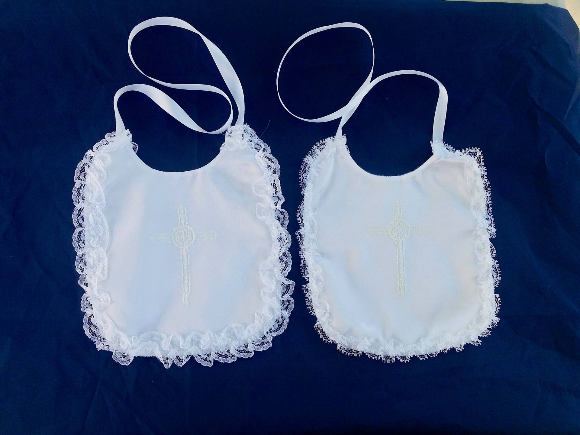 Mädchen Kreuz & Weiße Spitze Lätzchen, Weißes Vintage Taufe Taufkleidung, Baby Weicher Rücken, Kreuz, Spitzenrand von Etsy - BambiVintageKids