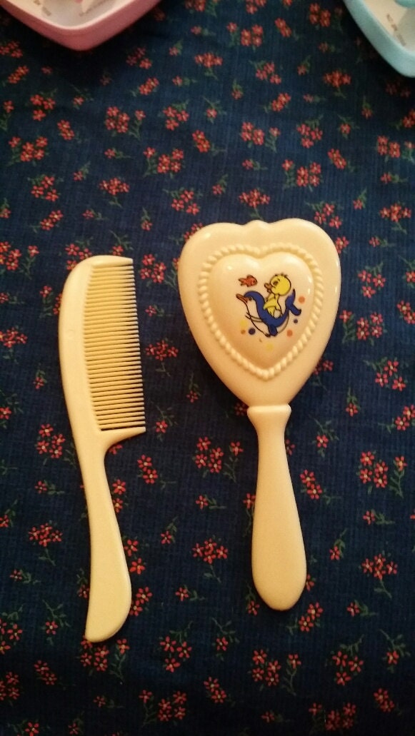 Vintage Deluxe Baby Kamm Und Bürste in Gelb Oder Rosa, Babypartygeschenk, Erstes Baby, Gelbes Küken, Babybürste Kamm-Set, Willkommens-Baby-Set von Etsy - BambiVintageKids