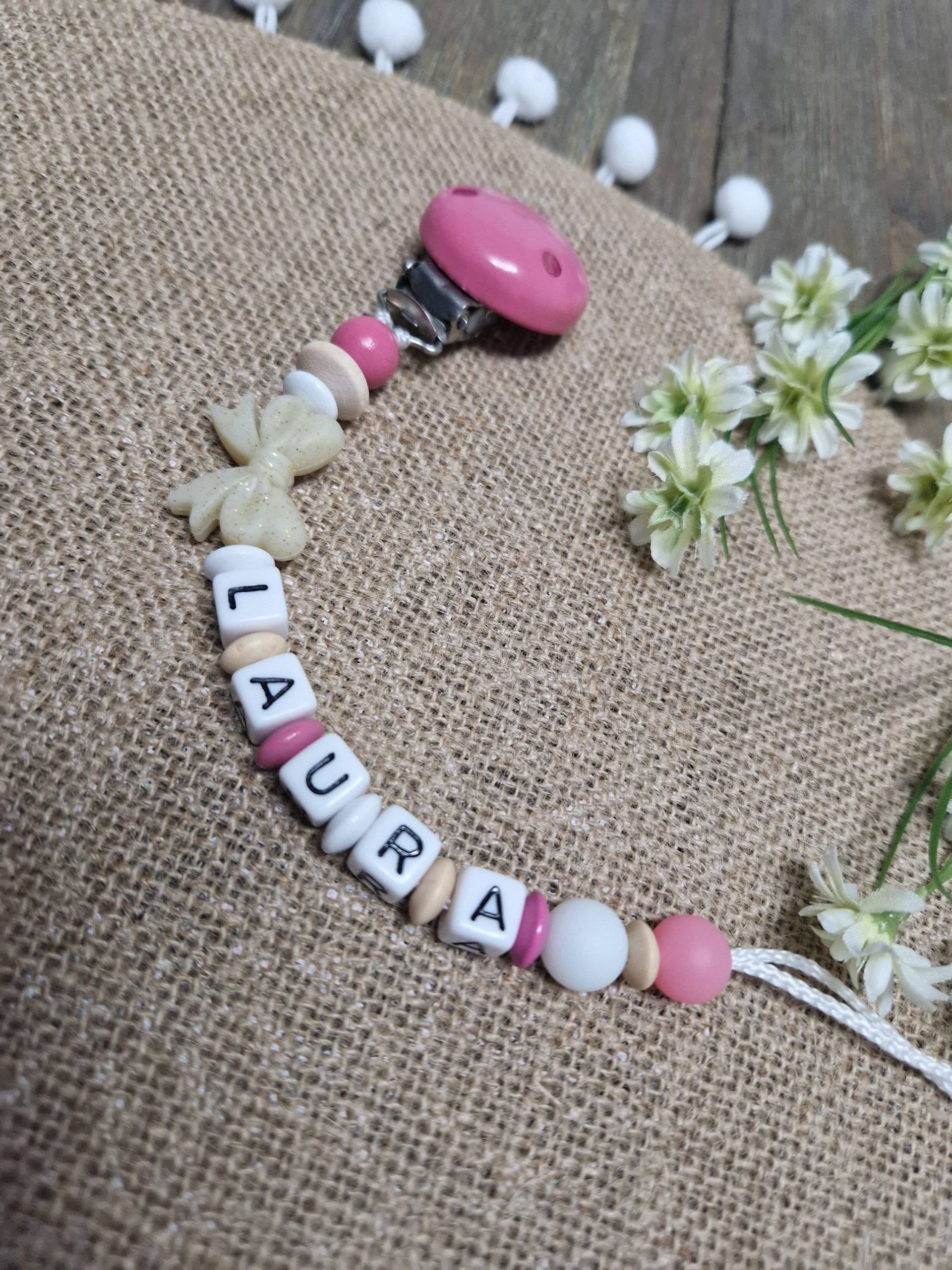 Schnullerkette Mit Namen Mädchen Lila Schleife|Baby Geschenk| Personalisiertegeschenke |Baby |Geburt Schnullerkette Mit Namen Mädchen Lila Schleife|Baby Geschenk| Personalisiertegeschenke |Baby |Geburt von Etsy - Bambinidream