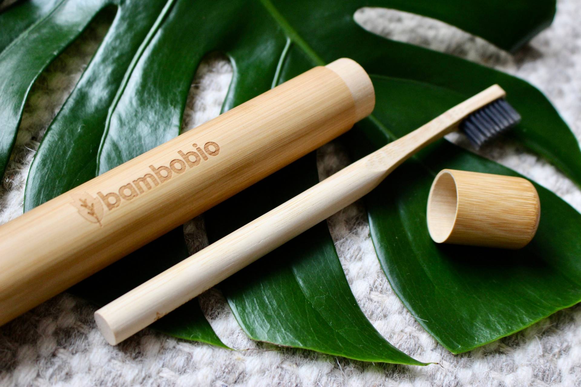 Bambus-Zahnbürste Mit Binchotan-Borsten Für Erwachsene Bambus-Zahnbürste Mit Binchotan-Borsten Für Erwachsene von Etsy - Bambobio