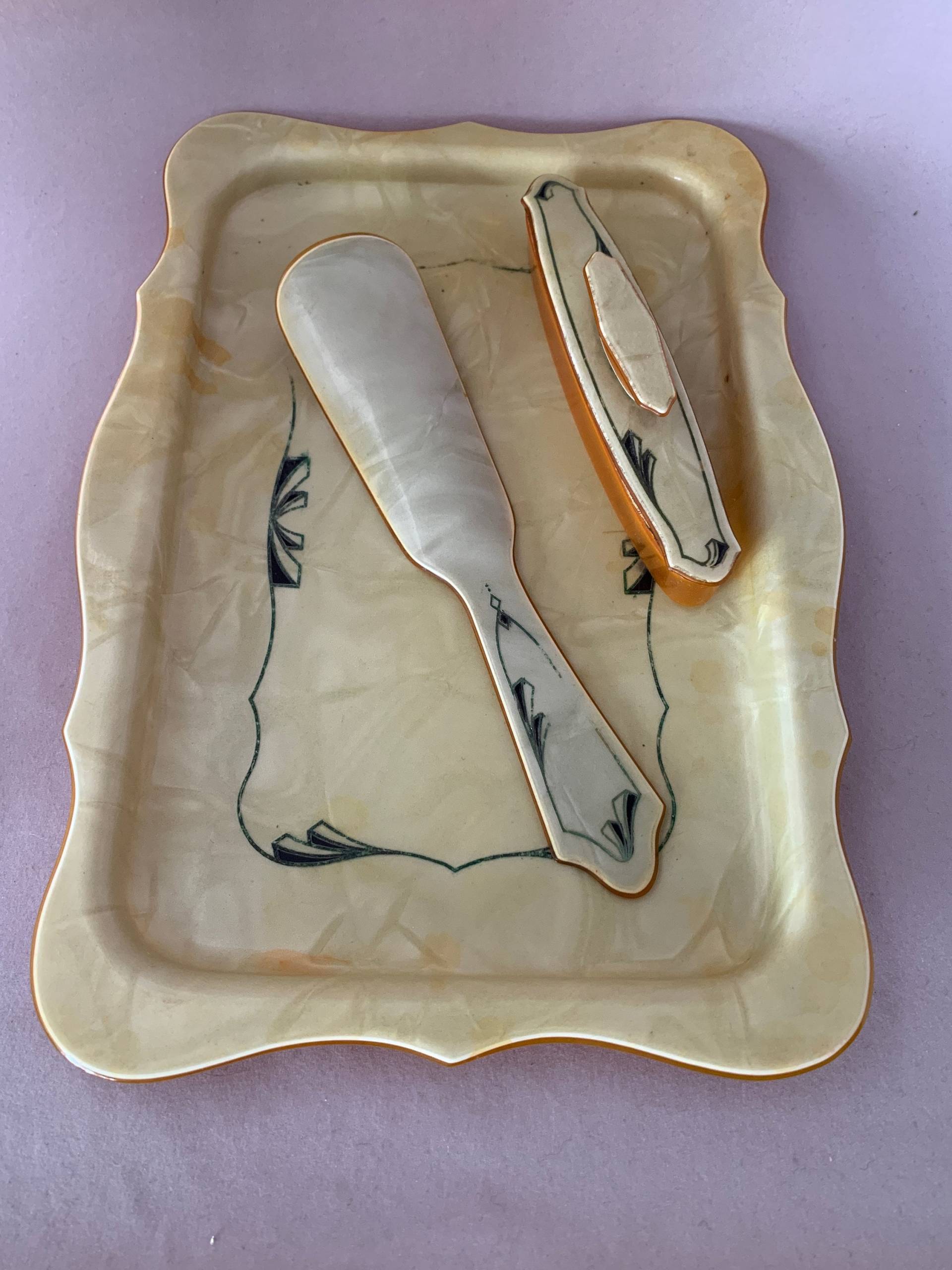 Vintage Zelluloid Kommode Set, Ca. 1940. Tablett, Schuhhorn Und Nagelpuffer, Art-Deco-Dressing-Tisch-Set, Bakelit Eitelkeit Set von Etsy - BarbarycoastStudio