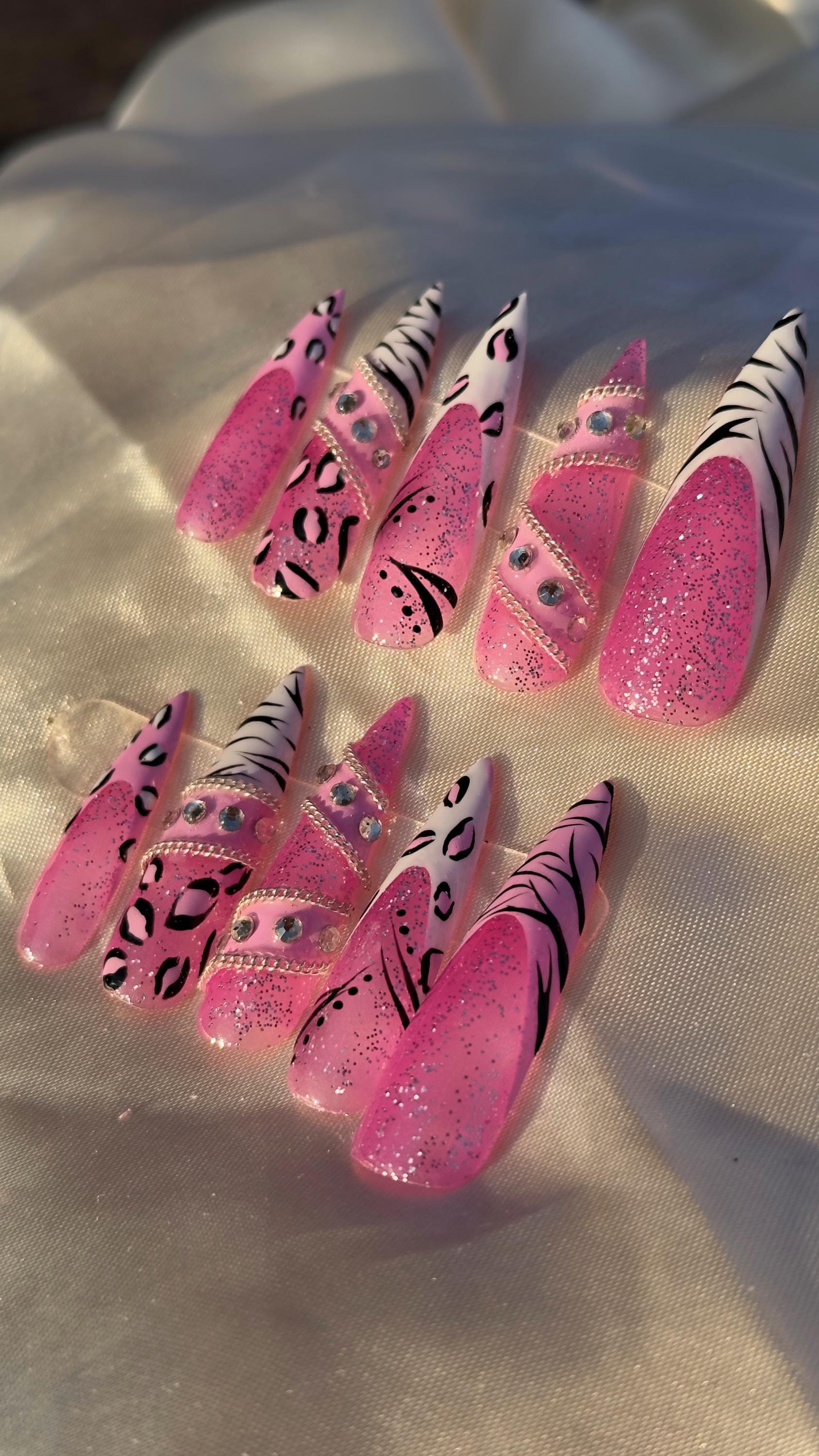 Handmade Press-On Nails, Pink Glittery Baddie Style | Long von Etsy - BarbiesNailSpace