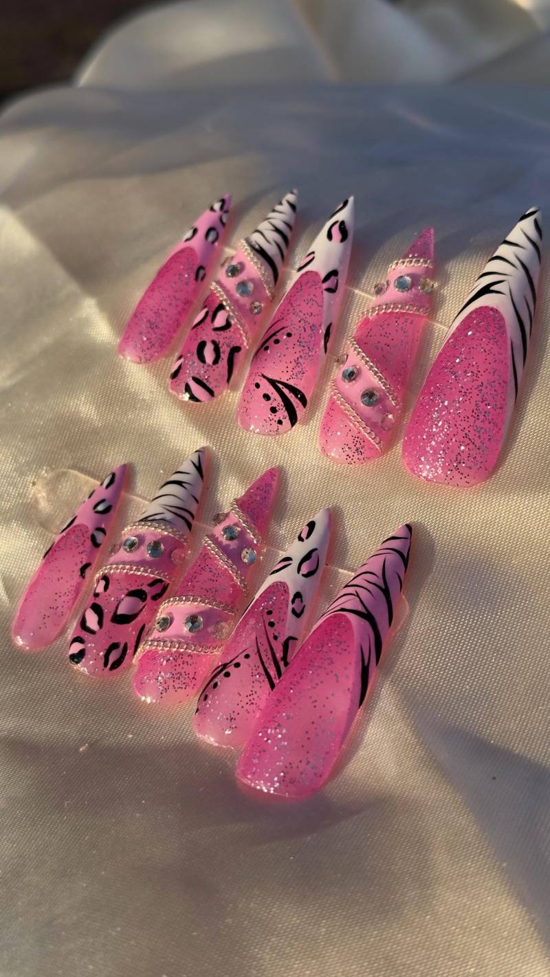 Handmade Press-On Nails, Pink Glittery Baddie Style | Long von Etsy - BarbiesNailSpace
