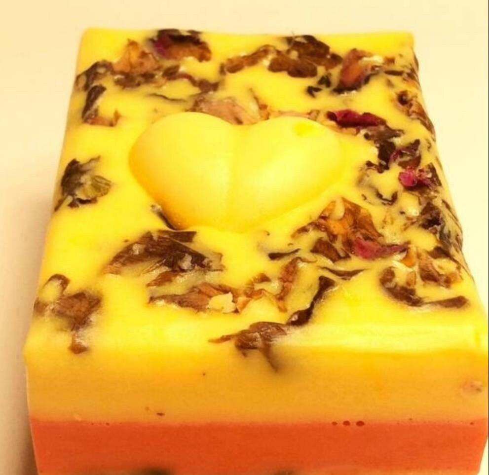 Rosen-Handwerker-Seifenstück Mit Rosenblüten - Und Herz-Inlays | Empfindliche Haut Zugelassen Rosen-Handwerker-Seifenstück Mit Rosenblüten - Und Herz-Inlays | Empfindliche Haut Zugelassen von Etsy - BasicWitchBeauty