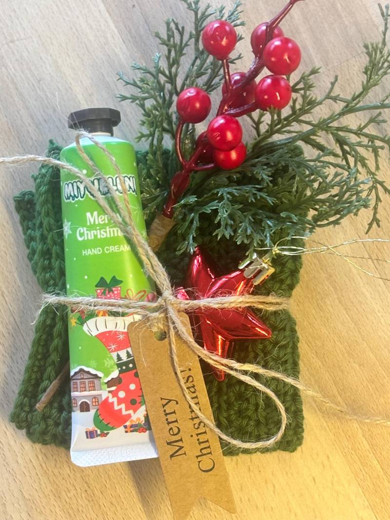 Weihnachtliches Geschenkset - Handgehäkeltes Waschtuch | 100% Baumwolle + Handcreme Weihnachtsbaumanhänger Weihnachtliches Geschenkset - Handgehäkeltes Waschtuch | 100% Baumwolle + Handcreme Weihnachtsbaumanhänger von Etsy - BaumapfelchensWolke