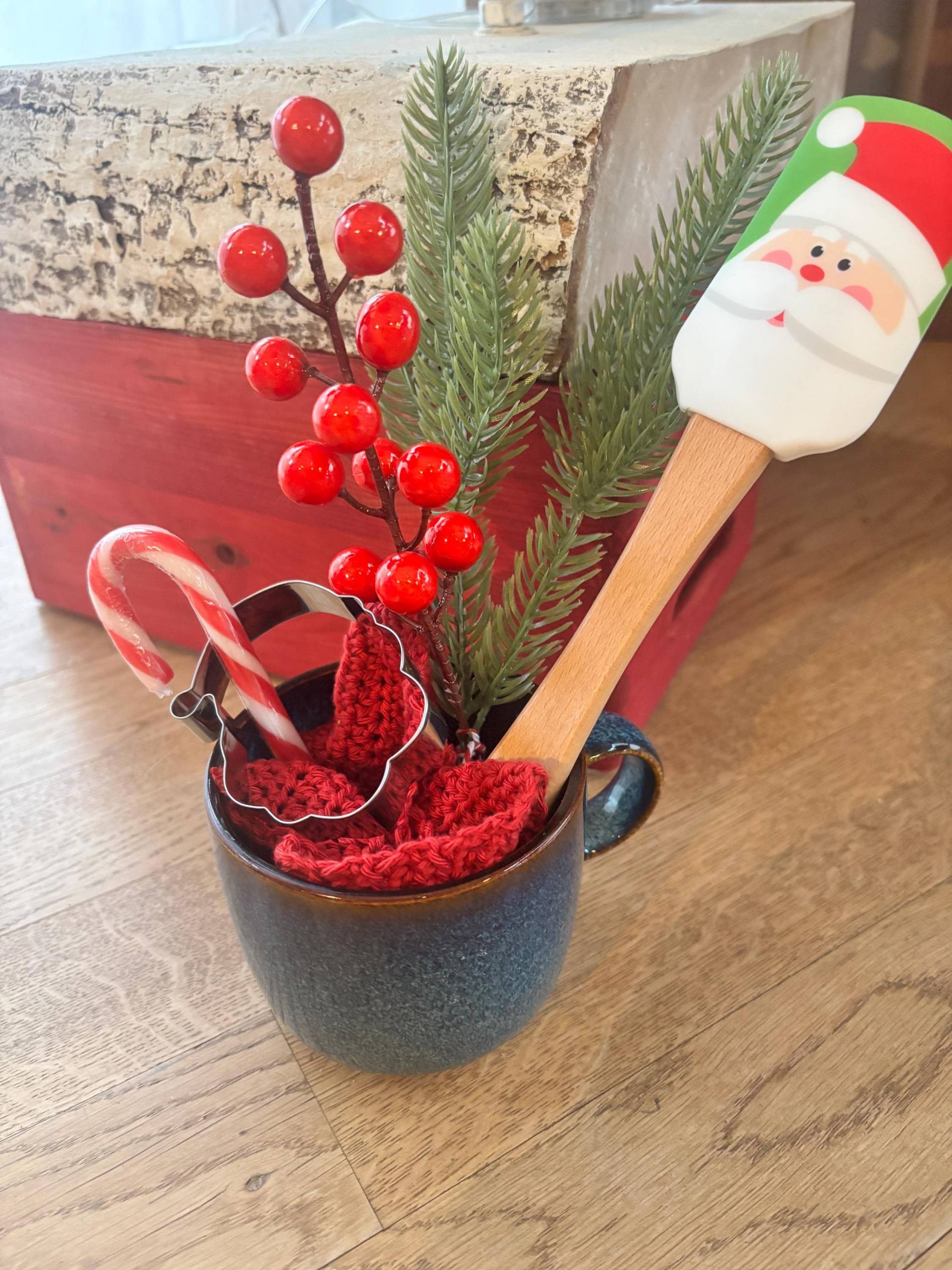 Weihnachtliches Geschenkset - Keramiktasse + Handgehäkeltes Spültuch Weihnachts-Spatel Ausstechform von Etsy - BaumapfelchensWolke