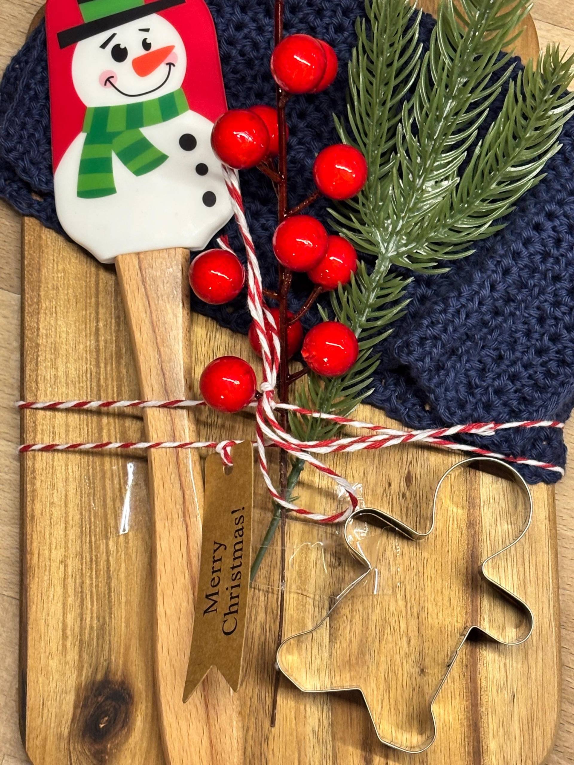 Weihnachts-Geschenkset - Holzbrett + Handgehäkeltes Spültuch Schneemann-Spatel Ausstechform von Etsy - BaumapfelchensWolke