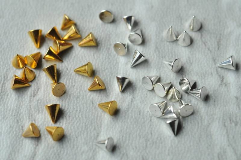100 Stück 3x3, 5 Mm Nail Art Cone Spike Stud, Messingkegel Ohrstecker Für Art, Maniküre & Pediküre von Etsy - BeadSources