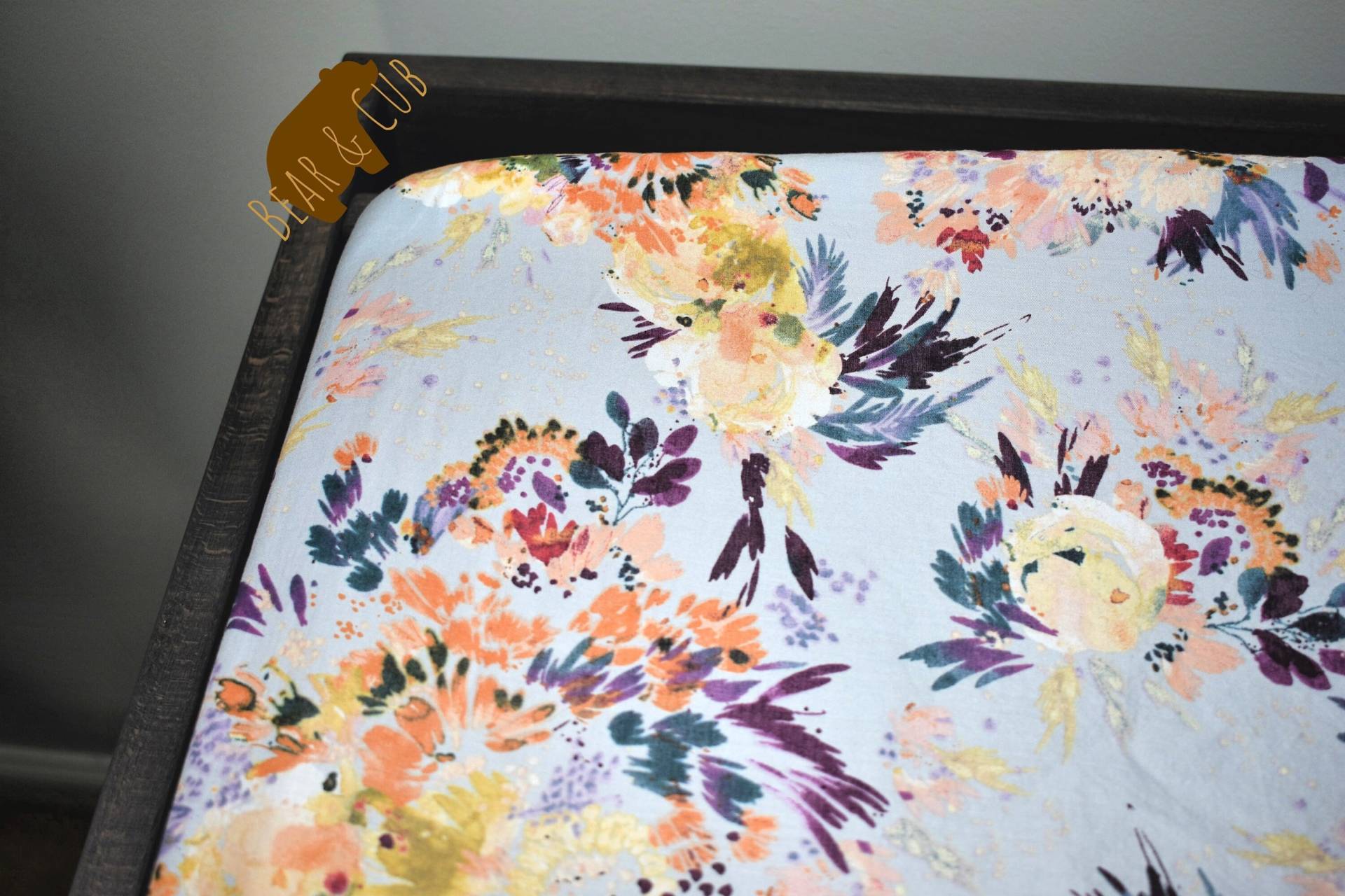Mehrfarbige Aquarell Moderne Blumen/Blumen Wickelunterlage, Blumen Wickeltischbezug, Baby Shower Geschenk, Boho Wickelunterlage von Etsy - BearandCubGoods