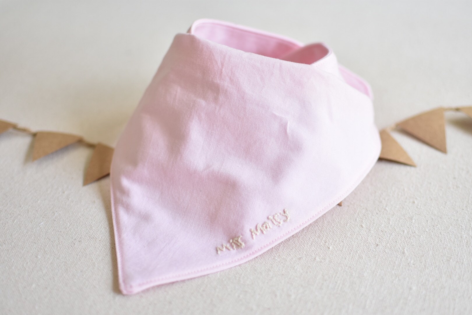 Hand Bestickt Blush Hellrosa Name Monogramm Atmungsaktiv Absorbierender Musselin Leinen Baumwolle Baby Bandana Lätzchen Monochro Hand Bestickt Blush Hellrosa Name Monogramm Atmungsaktiv Absorbierender Musselin Leinen Baumwolle Baby Bandana Lätzchen Monochro von Etsy - BeauandBellaBoutique