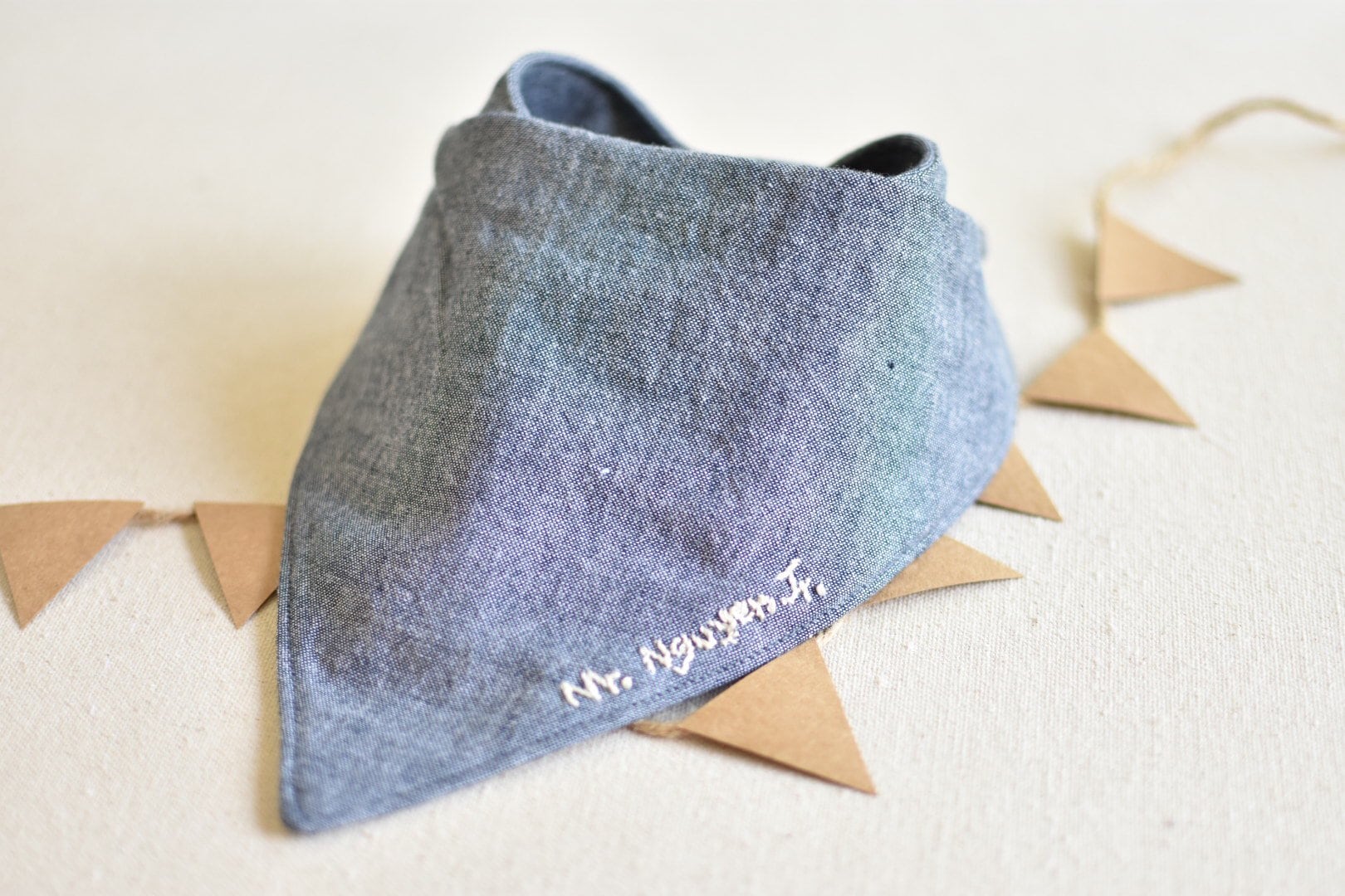 Hand Bestickt Chambray Denim Personalisiert Name Monogramm Atmungsaktiv Absorbierender Musselin Leinen Baumwolle Baby Bandana Lätzchen Einfarbig Hand Bestickt Chambray Denim Personalisiert Name Monogramm Atmungsaktiv Absorbierender Musselin Leinen Baumwolle Baby Bandana Lätzchen Einfarbig von Etsy - BeauandBellaBoutique