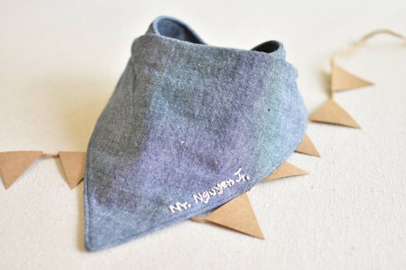 Hand Bestickt Chambray Denim Personalisiert Name Monogramm Atmungsaktiv Absorbierender Musselin Leinen Baumwolle Baby Bandana Lätzchen Einfarbig von Etsy - BeauandBellaBoutique
