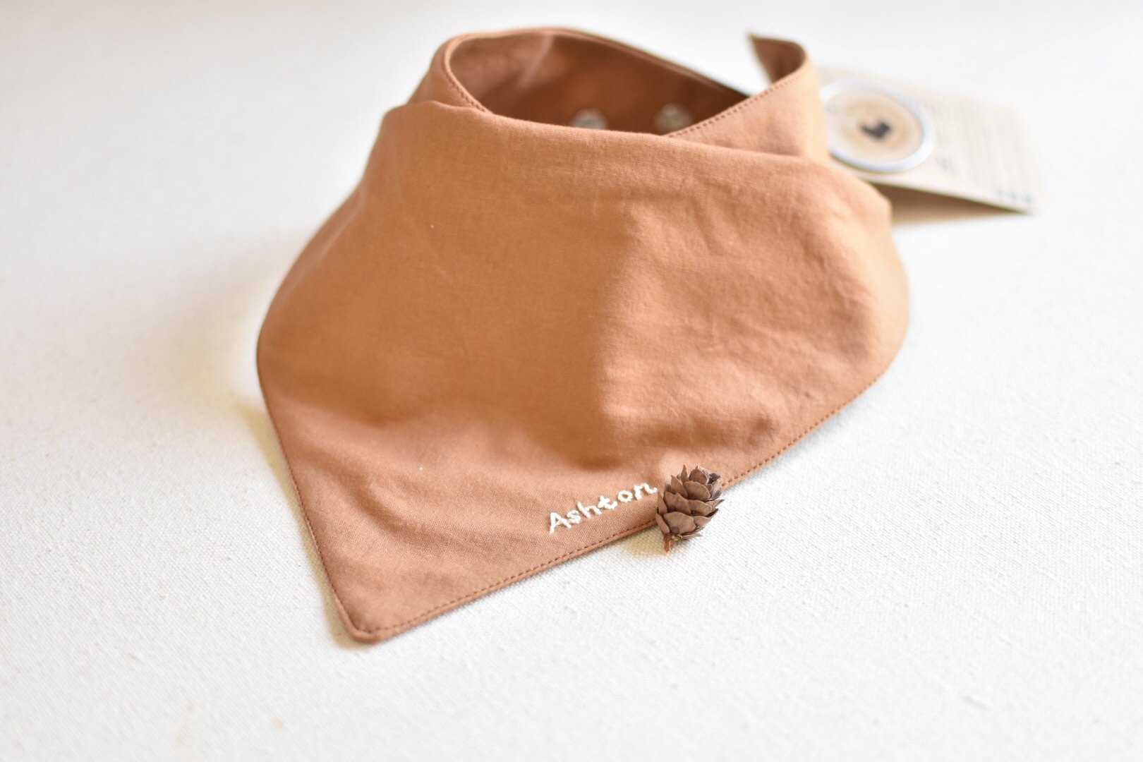 Hand Bestickt Cognac Braun Name Monogramm Personalisiert Atmungsaktiv Absorbierender Musselin Leinen Baumwolle Baby Bandana Lätzchen Fest Fall Hand Bestickt Cognac Braun Name Monogramm Personalisiert Atmungsaktiv Absorbierender Musselin Leinen Baumwolle Baby Bandana Lätzchen Fest Fall von Etsy - BeauandBellaBoutique