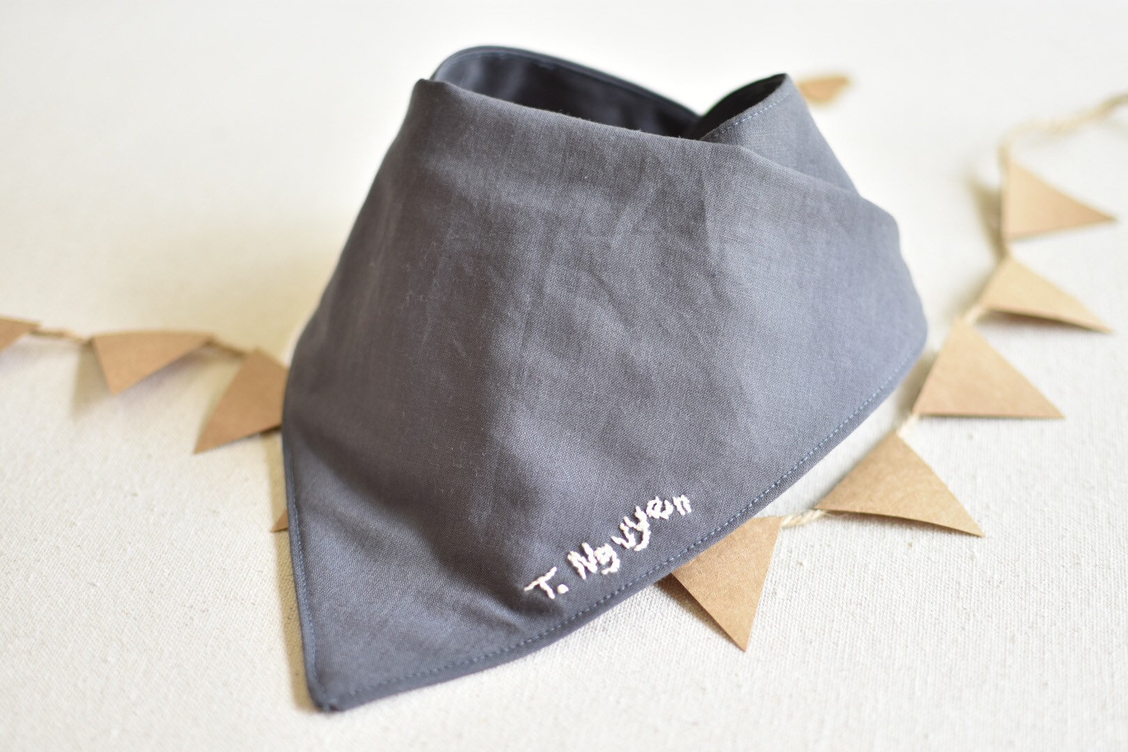 Hand Bestickt Grau Name Monogramm Personalisiert Atmungsaktiv Absorbierender Musselin Leinen Baumwolle Baby Bandana Lätzchen Uni Einfarbig Hand Bestickt Grau Name Monogramm Personalisiert Atmungsaktiv Absorbierender Musselin Leinen Baumwolle Baby Bandana Lätzchen Uni Einfarbig von Etsy - BeauandBellaBoutique