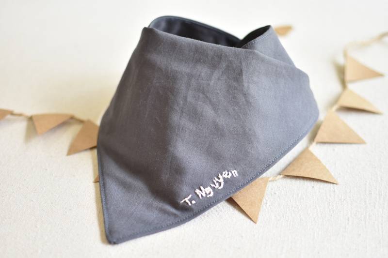 Hand Bestickt Grau Name Monogramm Personalisiert Atmungsaktiv Absorbierender Musselin Leinen Baumwolle Baby Bandana Lätzchen Uni Einfarbig von Etsy - BeauandBellaBoutique