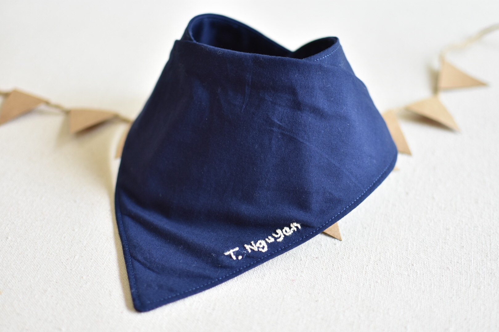 Hand Bestickt Navy Blau Personalisiert Name Monogramm Atmungsaktiv Absorbierender Musselin Leinen Baumwolle Baby Bandana Lätzchen Einfarbig Hand Bestickt Navy Blau Personalisiert Name Monogramm Atmungsaktiv Absorbierender Musselin Leinen Baumwolle Baby Bandana Lätzchen Einfarbig von Etsy - BeauandBellaBoutique